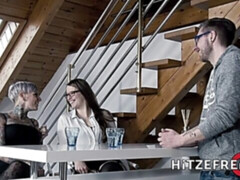 Blondine, Fingern, Lesbisch, Lecken, Milf, Strümpfe, Entkleiden, Tätowierung