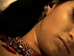 Indian Girlfriend Exposes Her Body
