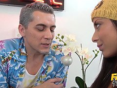 Sucer une bite, Brunette brune, Tir de sperme, Petite femme, Chatte, Criant, Rasée, Mouillée