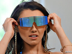 Blonde, Brunette brune, Lunettes, Talons, Culottes ou slips, Piercing, Tatouage, Nénés