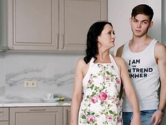 Gros seins, Sucer une bite, Gode, Mamie, Mature, Chatte, Seins flasques, Rasée