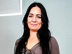 Enthousiasteling, Grote kont, Grote mammen, Bruinharig, Vingeren, Masturbatie, Alleen, Speelgoed