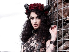 Sucer une bite, Brunette brune, En levrette, Branlette thaïlandaise, Orgie, Jarretelles, Tatouage, Adolescente