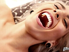 Blondine, Frau, Küssen, Masturbation, Rasiert, Kurzes haar, Entkleiden, Titten