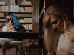 Collège université, Couple, Doigter, Bâillonner, Petite femme, Jarretelles, Voyeur, Mouillée