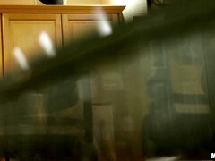 В клубе, Затыкание рта, На кухне, Мастурбация, На природе, Короткая стрижка, Сиськи, Влажная