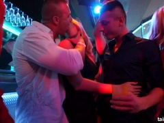 Pijpbeurt, Aangekleed, Schattig, Dansen, Interraciaal, Likken, Orgie, Pornster
