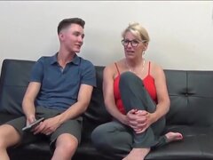 Grote mammen, Blond, Pijpbeurt, Oudere vrouw, Handbeurt, Reusachtig, Gigantische lul, Moeder