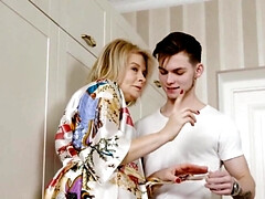 18, デカパイ, ブロンド, エロ熟女, 浮気する, 熟年, ロシア人, 妻