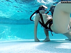 Blasen, Braunhaarige, Fetisch, Hd, Nackt, Pool, Ablutschen, Titten