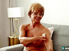 Grosser arsch, Grosse titten, Blondine, Reif, Milf, Nackt, Kurzes haar, Entkleiden