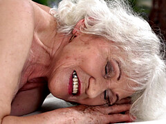 18 jahre, Blondine, Fetisch, Oma, Behaart, Massage, Muschi, Erotischer film