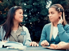 Пальцем, Межрасовый секс, Лесбиянка, Лизание, Мастурбация, Натуральные сиськи, Киски, Сиськи