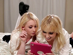 Blond, Universiteit, Hd, Lesbisch, Likken, Kut duiken, Rok, Tiener