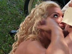 Grosser schwanz, Grosse titten, Blondine, Spermaladung, Im freien, Vintage