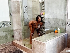 Grote mammen, Bruinharig, Rondborstig, Douche, Tatoeage, Bekijker