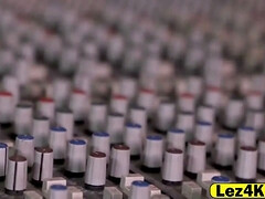 茶髪の, 指いじり, Hd, レズビアン, なめる, 小柄, オマンコ, いじめ