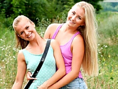 Vingeren, Zoenen, Likken, Natuurlijke tieten, Buiten, Geschoren, Strippen, Tieten likken