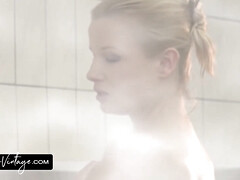 Blonde, Prisonnier, Lesbienne, Seins naturels, Police, Chatte, Douche, Nénés