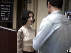 In den arsch, Grosser schwanz, Schwanz, Pornostars, Rasiert, Dürr, Tätowierung, Titten