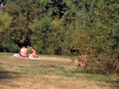Nice ass at public lake. Am See mit geiler Badehose