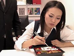アジア人, フェラチオ, カワイイ, 足, 足フェチ, Hd, オフィス, 穴開きパンティ