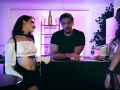 Cul, Sucer une bite, Brunette brune, 2 femmes 1 homme, Branlette thaïlandaise, Adolescente, Plan cul à trois, Nénés