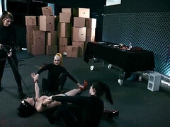 Olive Glass joins in on the fun with a wet and wild pussy-to-mouth adventure