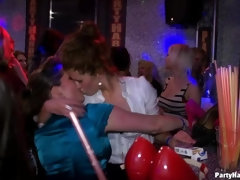 Amateur, Vestidas, Semen en la boca, Bailar, Polla, Orgía, Bragas, Medias largas
