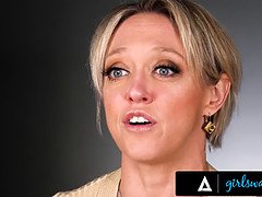 Dee Williams, the hot MILF, goes solo and masturbates for a wild orgasmic adventure