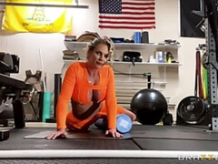 Américain, Blonde, Gode, Conversation vulgaire, Gym, Masturbation, Mère que j'aimerais baiser, Jouets