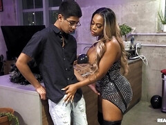 Gros cul, Noire, Sucer une bite, Bottes, Faciale, Interracial, De plein air, Fessée