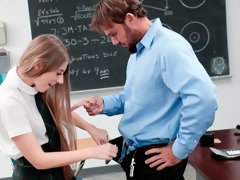 Blonde, Sucer une bite, En levrette, Élève, Rasée, Jupe, Dénudage, Adolescente
