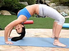 Grosser arsch, Grosser schwanz, Grosse titten, Blasen, Braunhaarige, Hundestellung, Milf, Im freien