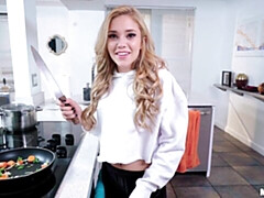 Gros cul, Grosse bite, Blonde, Sucer une bite, En levrette, Cuisine, Adolescente, Nénés