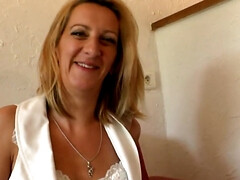 Grote mammen, Blond, Sperma shot, Frans, Moeder die ik wil neuken, Moeder, Tatoeage, Trio