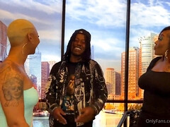 Arsch, Grosser arsch, Blondine, Blasen, Vollbusig, Spermaladung, Handjob, Flotter dreier