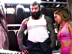 Grote mammen, Bruinharig, Brillen, Zoenen, Likken, Kut duiken, Tatoeage, Tietenklus