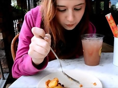 Acercamiento, Bailar, Penetracion con puños, Abierta, Masturbación, Público, Solo, Bajo la falda