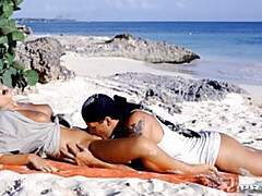 Strand, Grosser arsch, Grosser schwanz, Grosse titten, Blondine, Hundestellung, Schlucken, Jungendliche (18+)