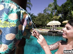 Verga grande, Mamada, Interracial, Monstruo, Al aire libre, Piscina, Tatuaje, Adolescente