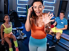 18 años, Culo grande, Verga grande, Mamada, Estilo perrito, Tetas naturales, Orgía, Tetas