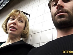 Anal, Grosse bite, Blonde, Sucer une bite, Mignonne, En levrette, Cheveux courts