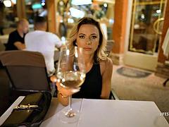 Gros seins, Blonde, Sucer une bite, Tromperie, Plan cul à trois, Nénés