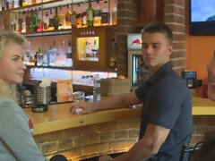 Leie, Blondine, Blasen, Flotter vierer, Handjob, Im freien, Öffentlich, Jungendliche (18+)