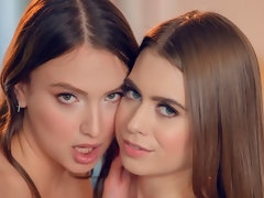 Rubia, Penetracion con dedos, Besar, Lesbiana, Lamidas, Masturbación, Estriptis, Tetas