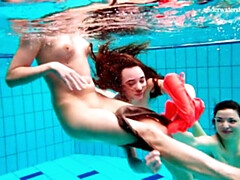 Arsch, Braunhaarige, Fetisch, Freundin, Lesbisch, Pool, Jungendliche (18+), Unter wasser