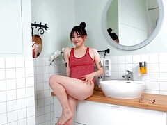 18 ans, Salle de bains, Brunette brune, Hard, Orgasme, Solo, Adolescente, Nénés