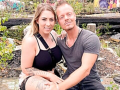 Bruinharig, Jurk, Moeder die ik wil neuken, Mager, Alleen, Strippen, Tatoeage, Tieten likken