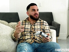 18 ans, Sucer une bite, Brunette brune, Tir de sperme, Petite femme, Adolescente, Plan cul à trois, Nénés